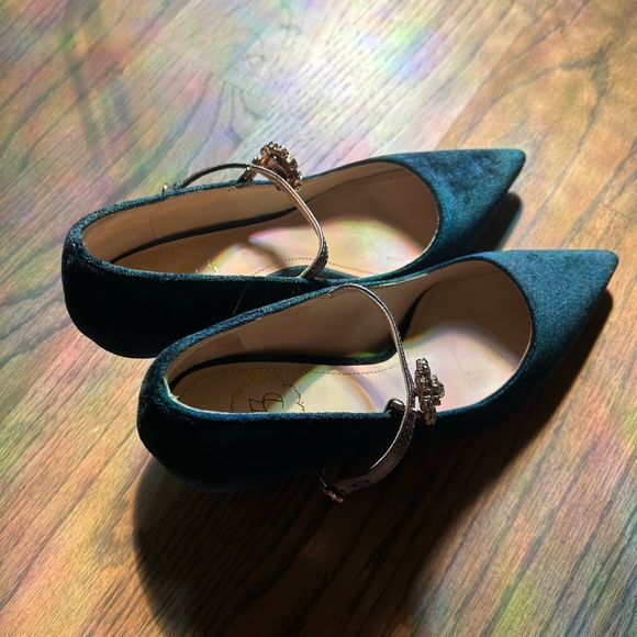 73 hours women’s velvet green point toe heels with flower button - Picture 2 of 6